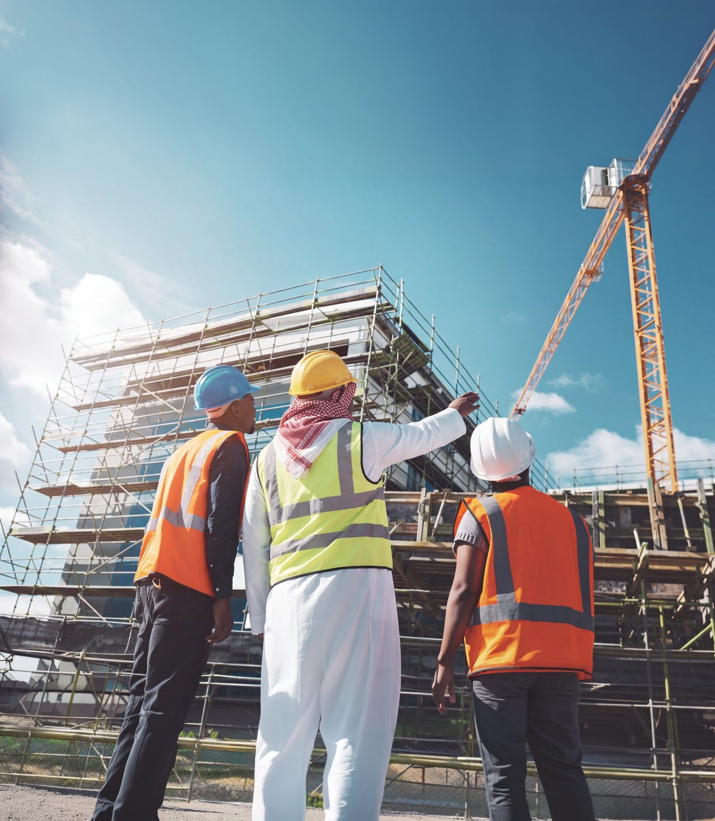 مهندسون في موقع إنشاء يتابعون سير العمل