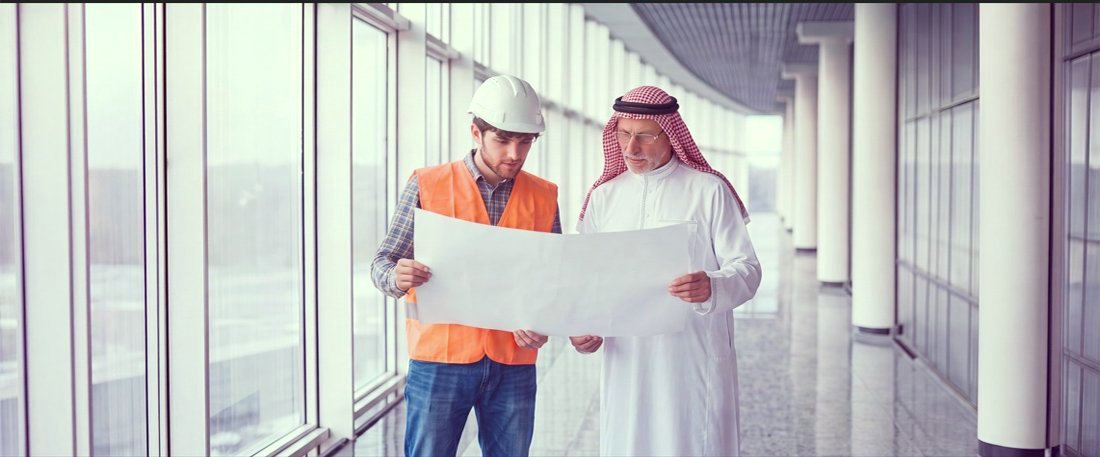 مهندس سعودي ومهندس موقع يراجعان المخططات